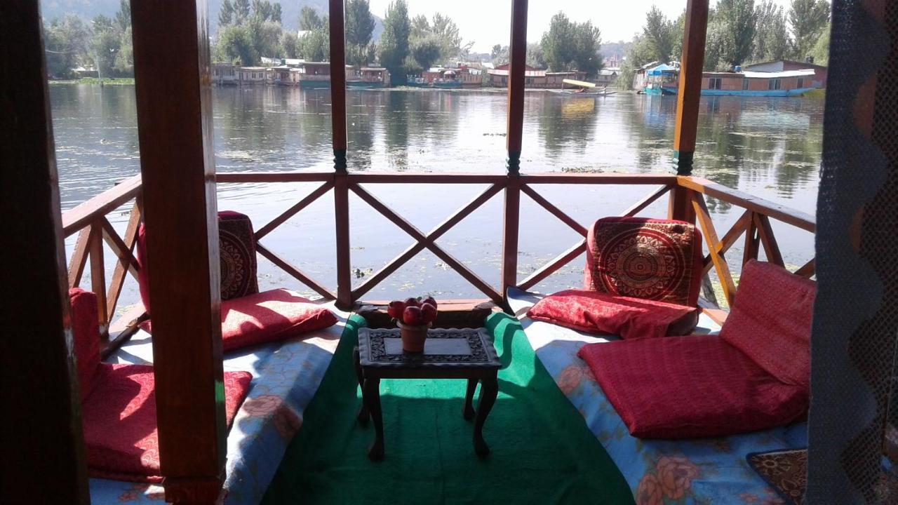 Houseboat Dunhill Panzió Srīnagar Kültér fotó
