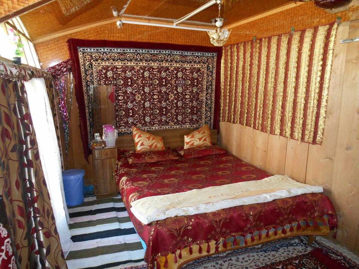 Houseboat Dunhill Panzió Srīnagar Kültér fotó