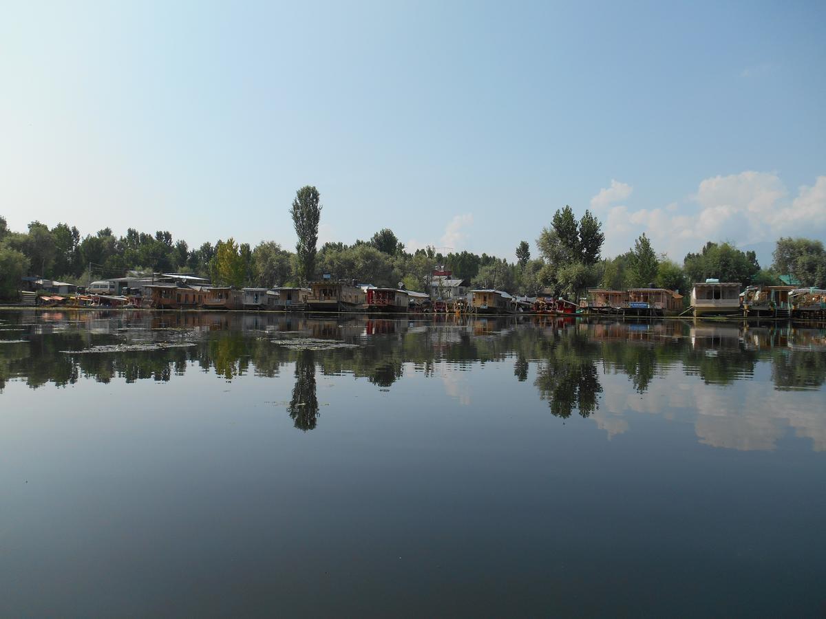 Houseboat Dunhill Panzió Srīnagar Kültér fotó