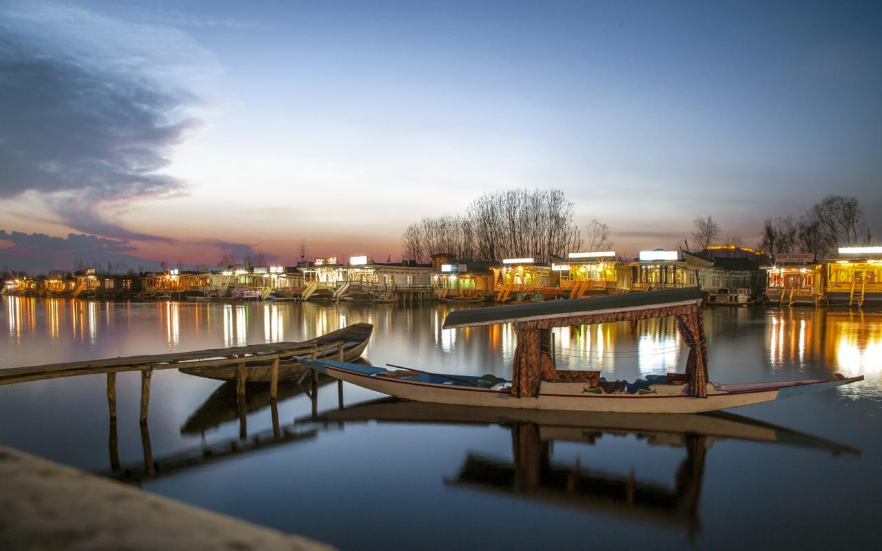 Houseboat Dunhill Panzió Srīnagar Kültér fotó